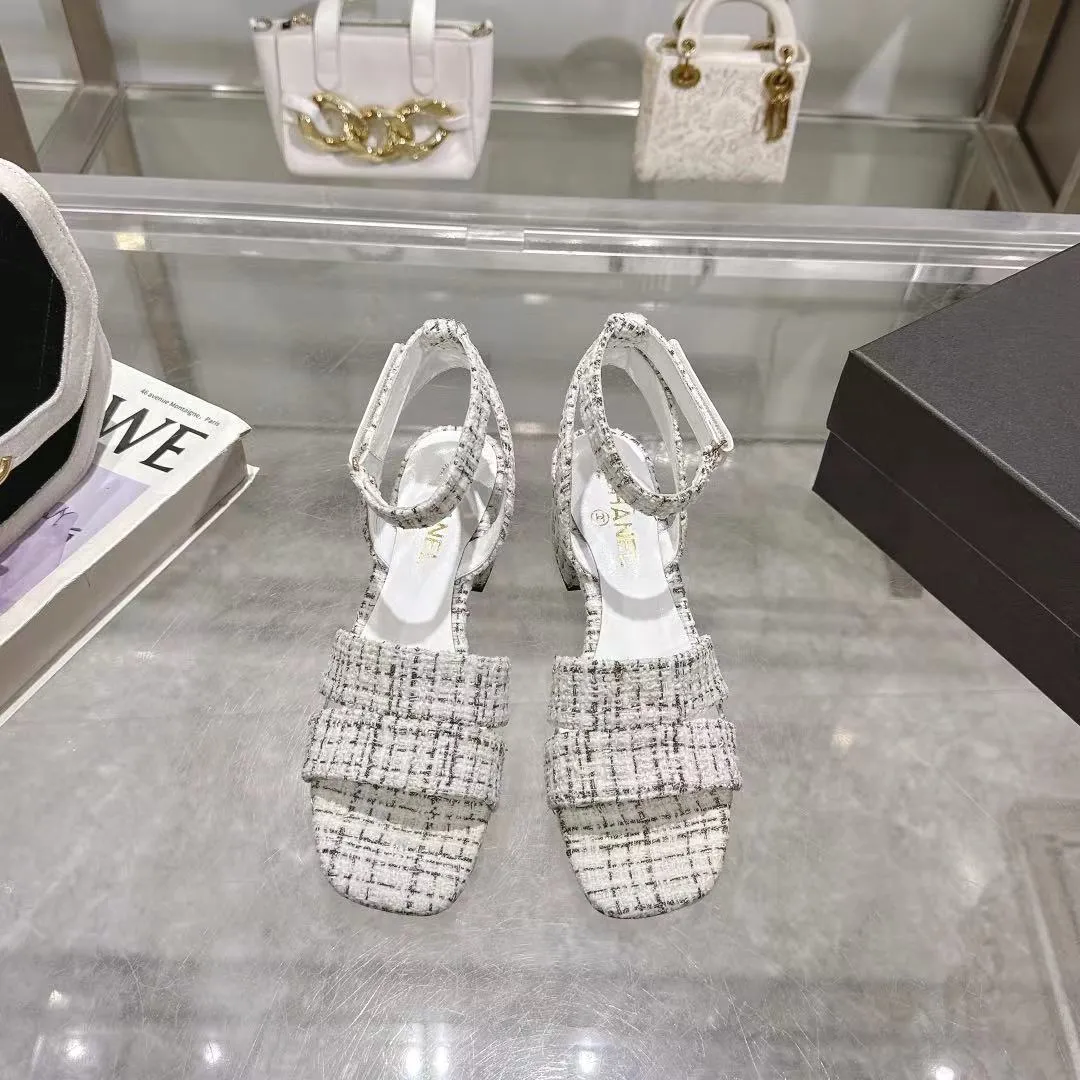 👟👟Ex-factory price 540👟👟 𝐂𝐇𝐀𝐍𝐄𝐋★Xiaoxiang New Spring and Summer Products Counter new sandals, electric embroidery Lingge’s classic elements that will never fade away 💋Showing unique dressing style, too beautiful to say anything, a must-have in summer... Upper: imported sheepskin/knitted fabric Lining: mixed sheepskin Heel height: 5cm Outsole: Italian leather outsole Shoe size: 35-39 (customized items of 40, 41 and 42 are not returnable or exchangeable)